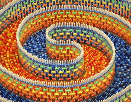15.000 piezas de dominó que forman una triple espiral caen en un vídeo que ha cautivado a más 90 M de espectadores