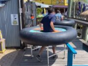 La curiosa forma en que restaurante promueve distanciamiento social